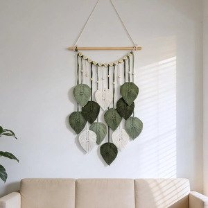 Suspension murale bohème tissée à la main avec feuilles en coton vert et blanc sur bois