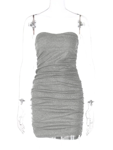 Détail de la robe moulante argentée pailletée avec fronces latérales et tissu scintillant
