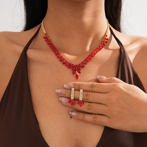 Vue détaillée du collier en cristal rouge et des boucles d'oreilles assorties sur modèle