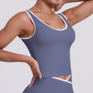Détail de la bordure contrastée sur le débardeur de yoga sport ajusté et respirant