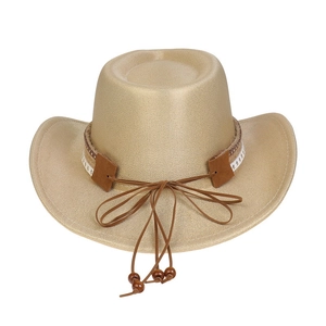 Détail d'un chapeau de cowboy en paille tressée avec bande en cuir et perles en bois