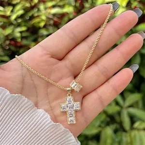 Goldene Kordelkette mit Kreuzanhänger besetzt mit Zirkonia-Steinen im Prinzess-Schliff