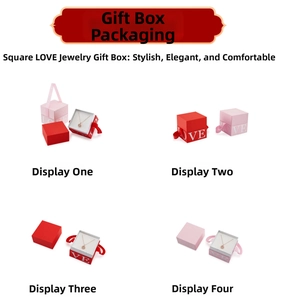 Détail de boîtes à bijoux carrées avec inscription LOVE et poignées en ruban rose et rouge