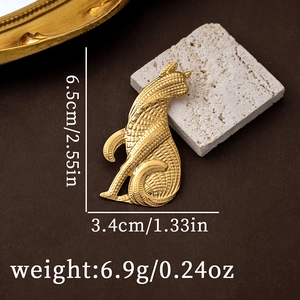 Detailed view of a golden vintage cat brooch with size and weight measurement specs