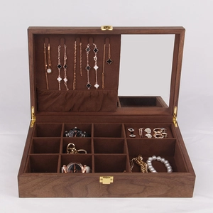 Détail d'une boîte à montres en bois de noyer avec doublure en velours et fermoir doré