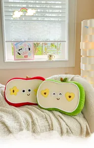 Süßes Apfel-Plüschkissen mit Stern- und Herzaugen auf weißer Strickdecke