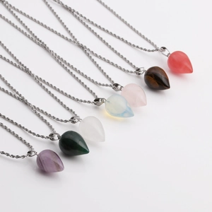 Colliers goutte d'eau tendance avec pendentifs en cristal coloré sur chaînes argentées