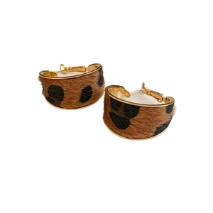 Boucles d'oreilles créoles dorées en forme de C avec motif léopard en fausse fourrure