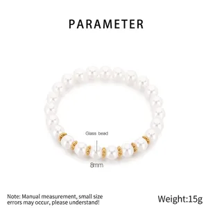Detail van een 8 mm glazen parelarmband met gouden gekartelde tussenkralen versiering