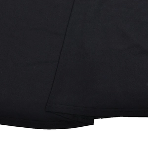 Gros plan détaillé montrant les coutures précises et l'ourlet de la robe en tissu noir