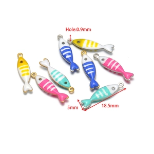 Lot de huit breloques poissons en émail doré de couleurs variées pour bijoux DIY