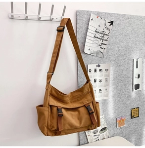 Détail du sac bandoulière vintage en toile avec doubles boucles et sangle réglable