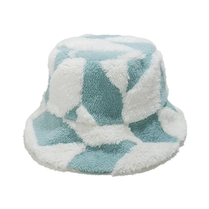 Détail rapproché d'un chapeau bob à damier bleu et blanc en peluche épaisse pour l'hiver
