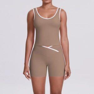 Vue détaillée de l'ensemble de yoga avec legging croisé à la taille et bordure contrastée