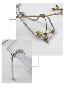 Dettaglio del bracciale a catena veneziana in argento S925 con perla regolabile e zirconia