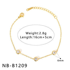 Pulsera de acero inoxidable bañada en oro de 18K con tres circonitas de 6mm y cierre de mosquetón