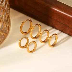 Trois paires de créoles en acier inoxydable plaqué or 18 carats de tailles variées