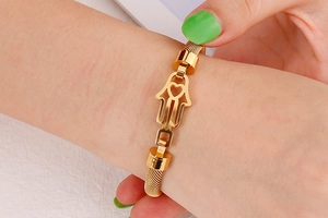 Vue détaillée du bracelet en maille dorée main de Fatma avec motif cœur au poignet