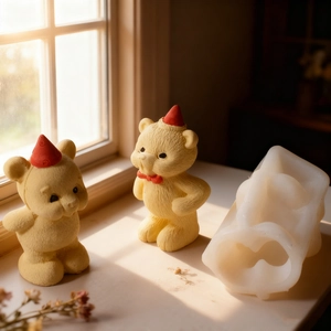 Silikonform für Bärenkerzen mit Weihnachtsmützen und Gips-Deko-Ornamenten zum DIY