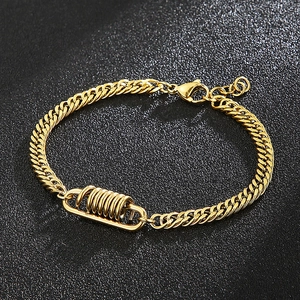 Dettaglio macro del bracciale a catena dorata con elemento a molla e chiusura a moschettone