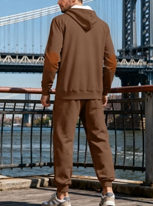 Vue arrière d'un ensemble sweat à capuche marron pour homme avec texture jacquard