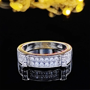 Detalle de un lujoso anillo de plata con múltiples filas de cristales pavé resplandecientes