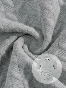 Détail d'un polo gris pour hommes montrant la texture du tricot respirant haut de gamme