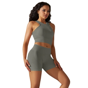 Damen Yoga-Set nahtlos Salbeigrün mit Halterneck-Crop-Top und High-Waist-Sportshorts