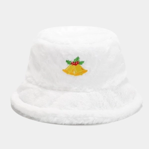Dettaglio del ricamo della campana di Natale sul cappello a secchiello in peluche