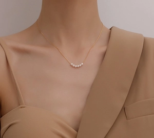 Elegante 18K vergoldete Perlenkette mit fünf runden weißen Perlen als Choker-Halskette