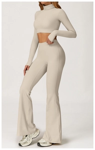 Vue latérale de l'ensemble de yoga beige avec passe-pouces et pantalon évasé