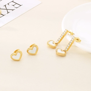 Eleganti orecchini a cuore dorati con conchiglie bianche e strass scintillanti da donna