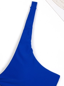 Dettaglio del tessuto blu reale del costume con cuciture di alta qualità e trama