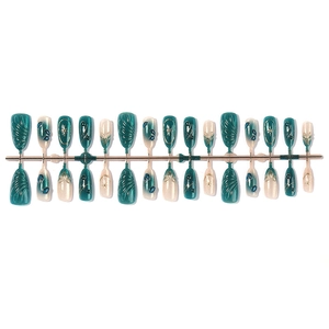 Faux ongles amande 3D vert et blanc avec pierres émeraude et texture coquillage