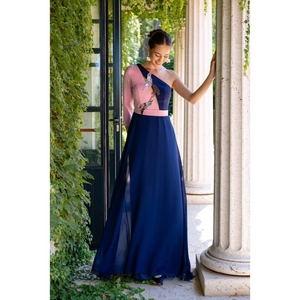 Robe de soirée élégante en mousseline asymétrique bicolore rose et bleu avec broderie d'oiseau