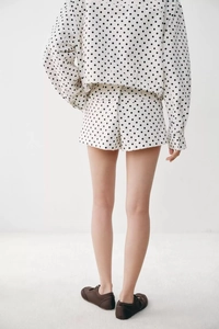 Rückansicht von Damen-Set aus weißer Polka-Dot-Jacke und Shorts mit elastischem Saum
