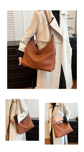 Détails de ce sac fourre-tout marron plissé avec textures verticales et bandoulières