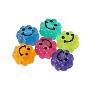 Dettaglio di sei perline colorate in acrilico a forma di fiore con faccine sorridenti