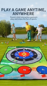 Tres niños jugando con el juego de alfombras de golf gruesas en un césped al aire libre