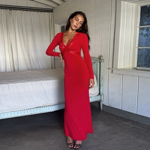 Robe longue rouge moulante avec manches longues et détail de patchwork en dentelle en V