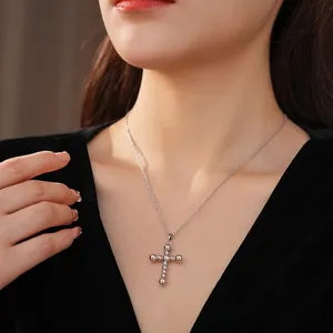 Collier chic avec pendentif croix argenté au design perlé sur une chaîne minimaliste