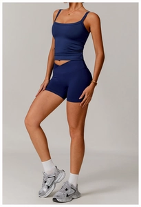Detail der nahtlosen Yoga-Shorts mit hohem Kreuzbund und dunkelblauem Sport-BH