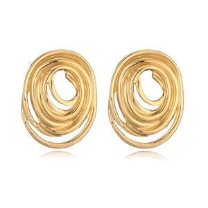 Dettaglio macro di orecchini a perno in acciaio inossidabile placcato oro con design a spirale