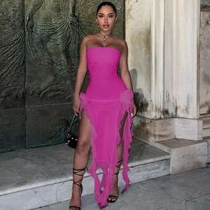 Détail de la robe rose bustier avec ourlet à volants et fente latérale sur le modèle