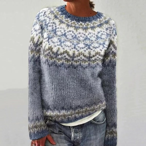 Dettaglio maglione a girocollo in maglia bicolore con motivo nordico Fair Isle blu e marrone