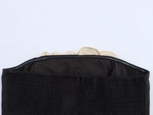 Dettaglio tessuto nero elasticizzato con striscia in silicone antiscivolo per top