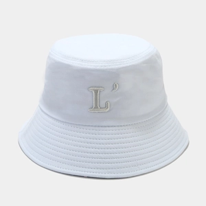 Détail du bob blanc avec broderie de la lettre L et coutures renforcées sur le bord