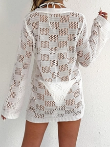 Vue arrière d'un cache-maillot blanc au crochet avec motif carré évidé sophistiqué