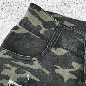 Detailaufnahme von Camouflage-Muster und robusten Nähten an den Denim-Shorts