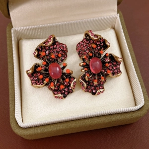 Boucles d'oreilles fleur vintage avec strass roses et pierre fine en écrin de velours